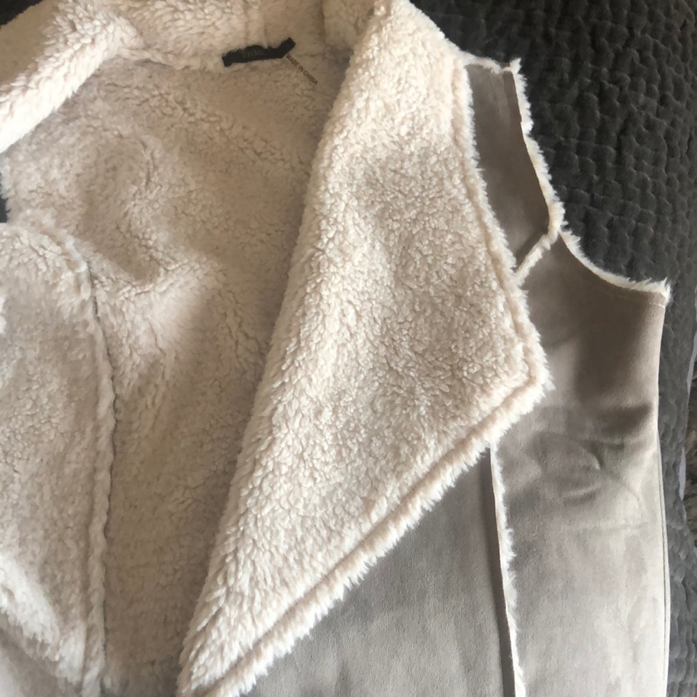 Faux Sherpa Vest in Gray Size Large (Juniors) - Picture 3 of 5